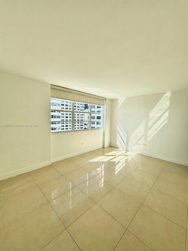 Building Photo - 801 Brickell Bay Dr