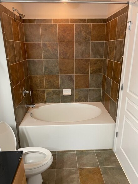 Tub/Shower - 3000 Vanderbilt Pl