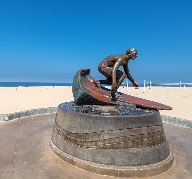 Building Photo - Classic Hermosa Beach Home!