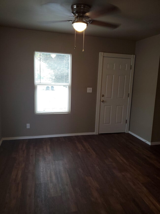 Building Photo - 3213 Center St NE