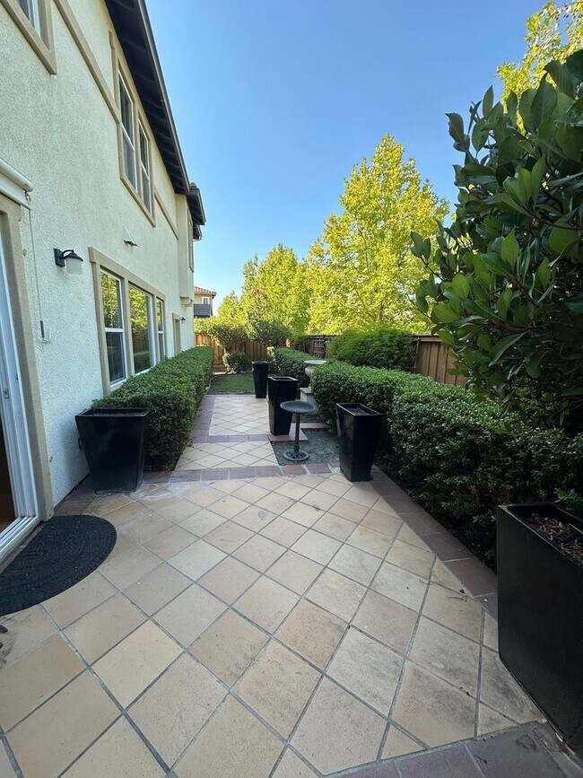 Building Photo - 5 bed 3 Bath In Danvilles Monterosso