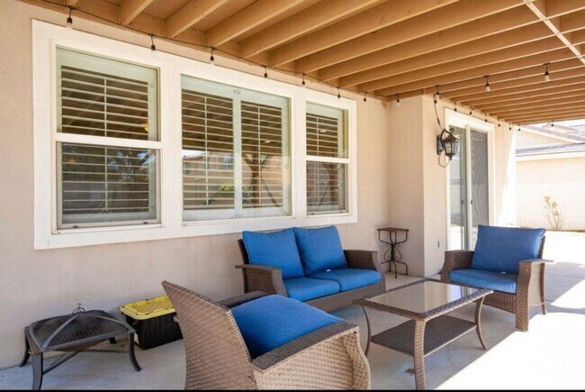 Building Photo - Spacious 5BR House in Palmdale