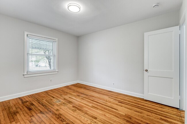 Building Photo - 2 Bed, 2 Bath in the Garden Homes neighborhood of Greensboro!