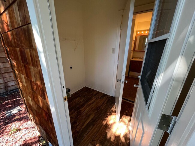 Building Photo - Great Student Housing.  3bd (Has been converted to 4 bedroom in past) 3bath house a block and a h...