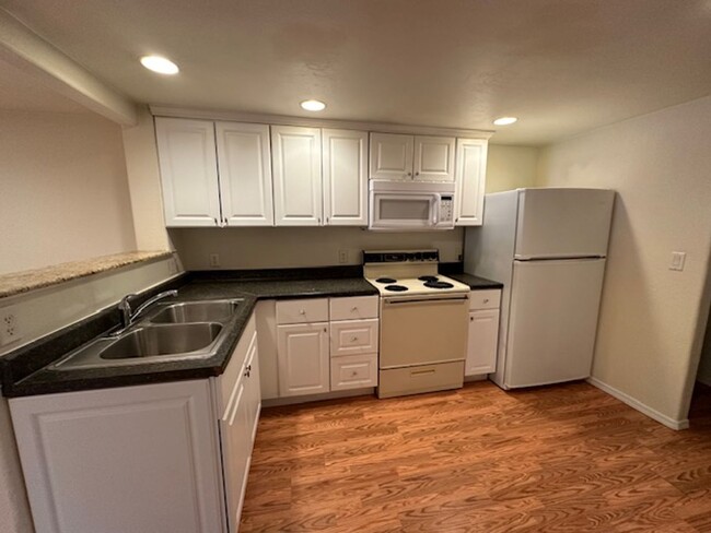 Building Photo - 303 Alder St