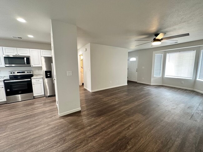 Building Photo - MP133 - 14410-14412 E Heroy