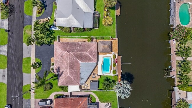 Building Photo - 220 SE 2nd Ave