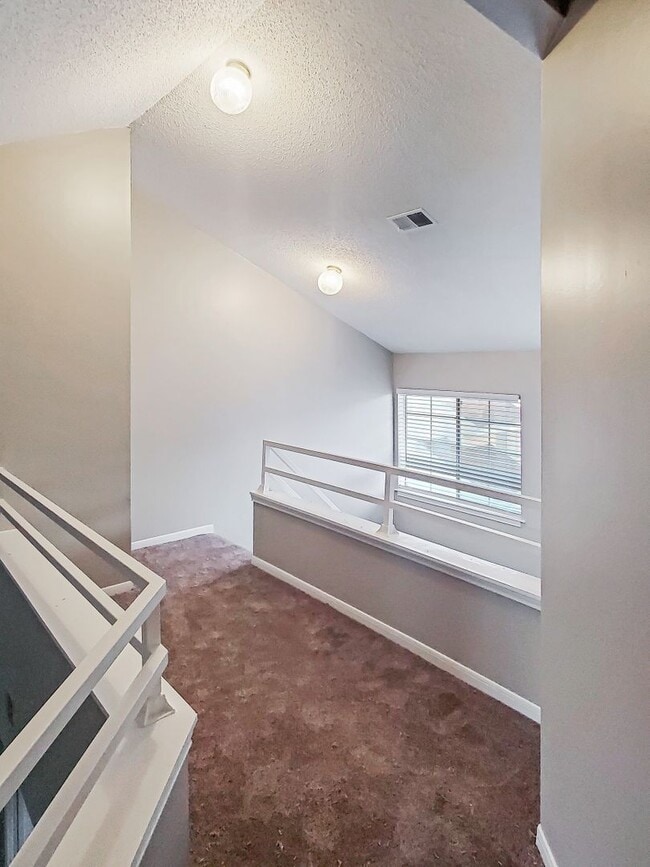 Building Photo - Charming 2BR/2BA Townhouse-Style Condo Nea...
