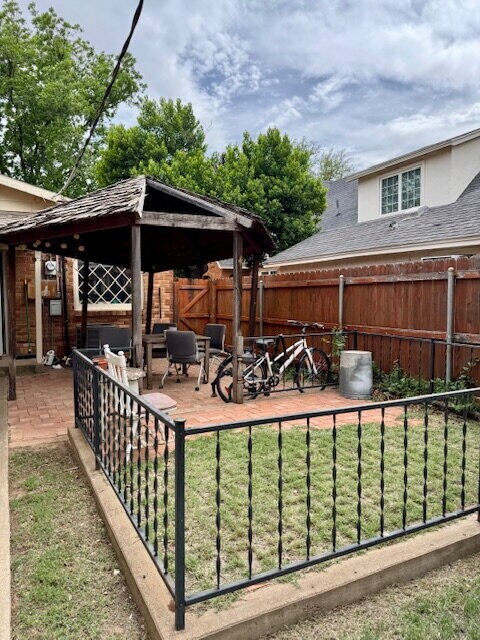 Building Photo - Charming Duplex Very Close To Tech!