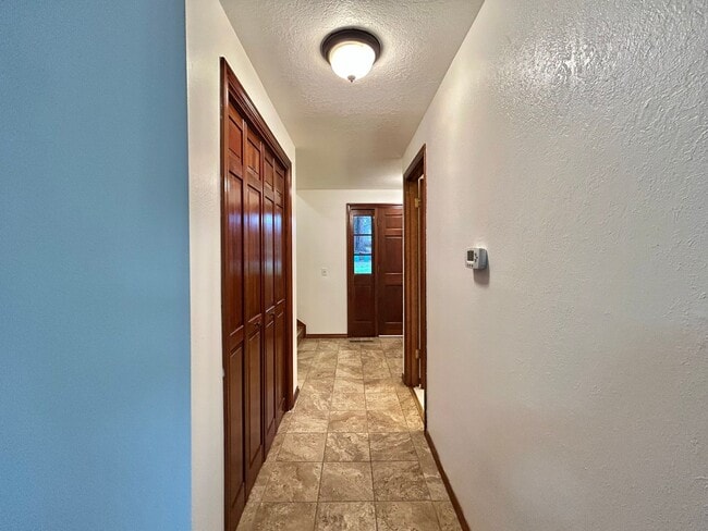 Building Photo - Timeless 5 Bed, 2.5 Bath Home - SW Beaverton