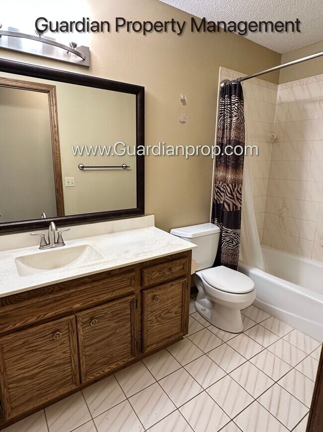 Building Photo - Eagan Single Family Home, 3 Car Garage, La...
