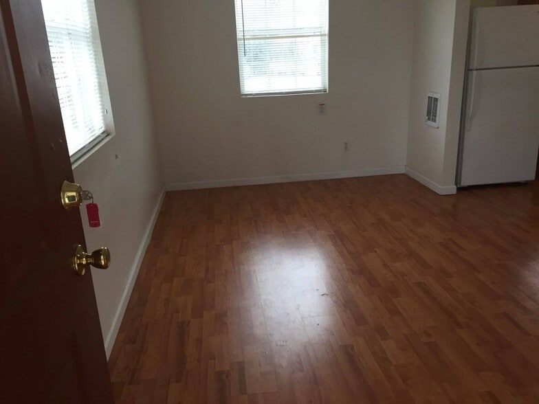 Building Photo - 423 River Park Dr