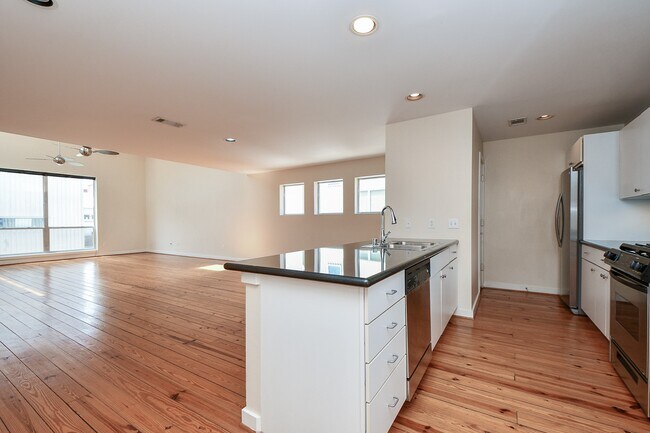 Building Photo - 824 Robin St