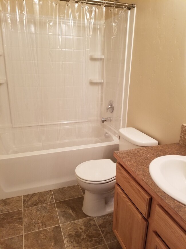 Building Photo - Spacious & Updated 3 bedrooms +large rec room 2 baths, landscaped