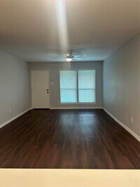 Building Photo - 5625 Antoine Dr