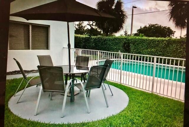 Building Photo - 2050 NE 39th St