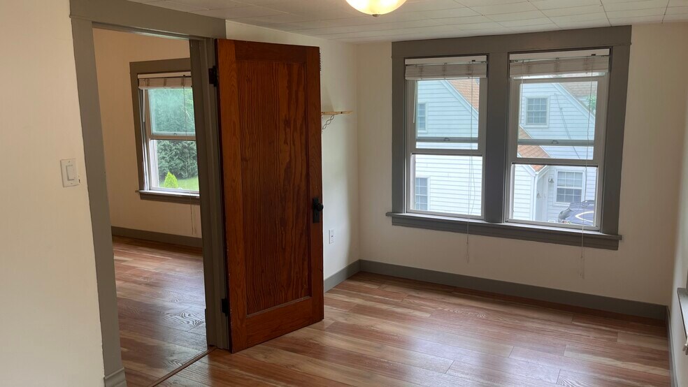 Building Photo - 7204 Elmwood Ave