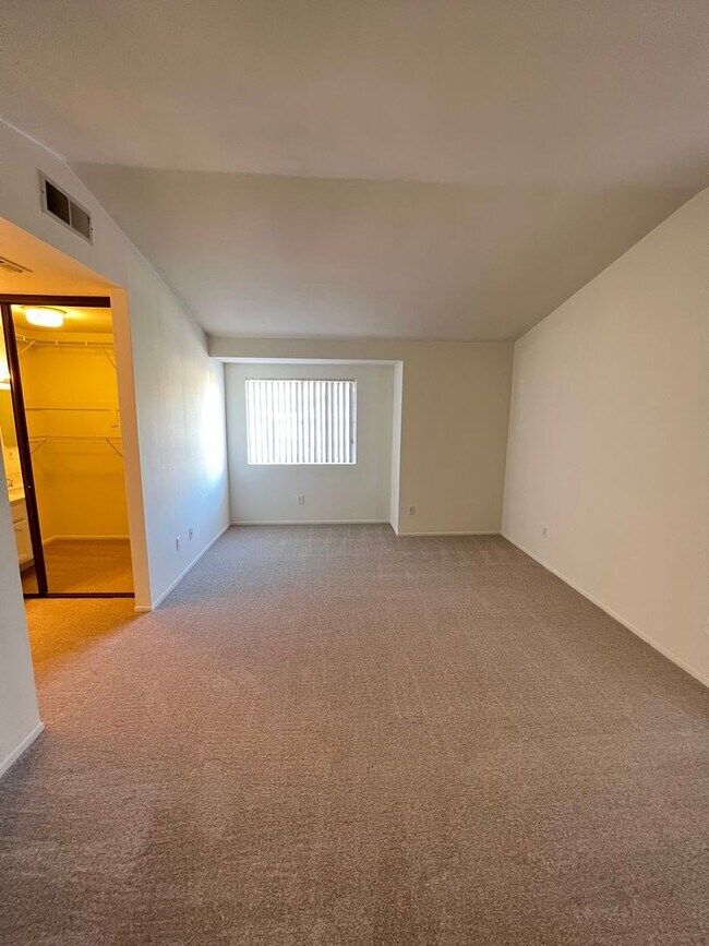 Building Photo - 2 Bedroom Condo in Del Mar Highlands.