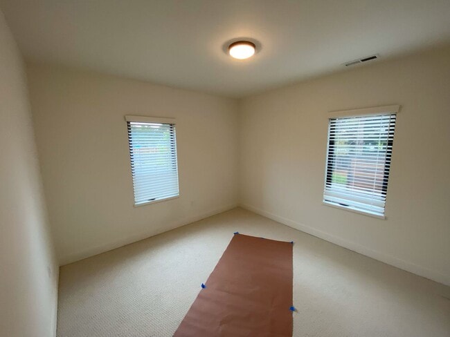 Building Photo - Cute, central, fully remodeled 2 bedroom home