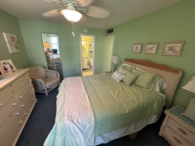 Building Photo - Villa Vista Condo  Available May 1st