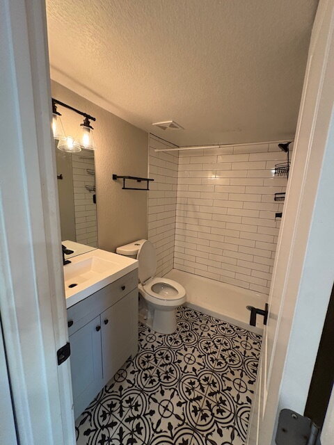 Building Photo - Beautiful Ground Level 2 Bedroom in Lakewo...