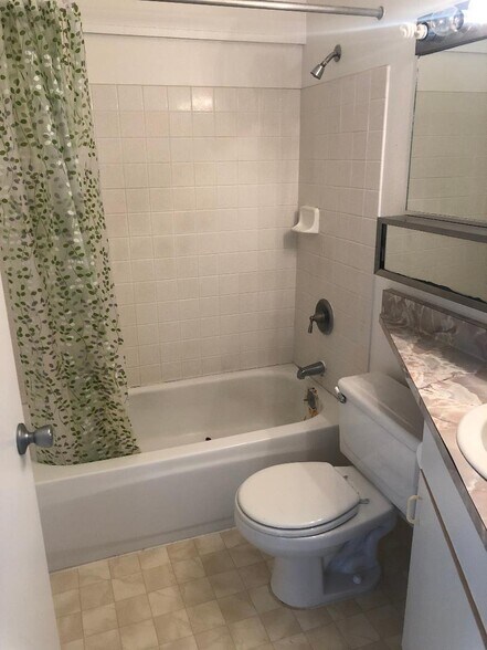 Building Photo - 2860 Waialae Ave