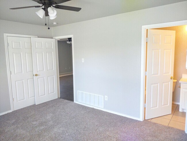 Building Photo - Completely refurbished home walking distan...