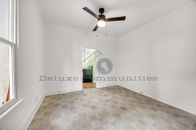 Building Photo - Charming 1 Bedroom with Natural Light & Basement Laundry