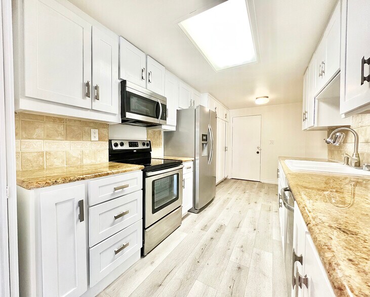 Galley Kitchen - 441 N Oakhurst Dr