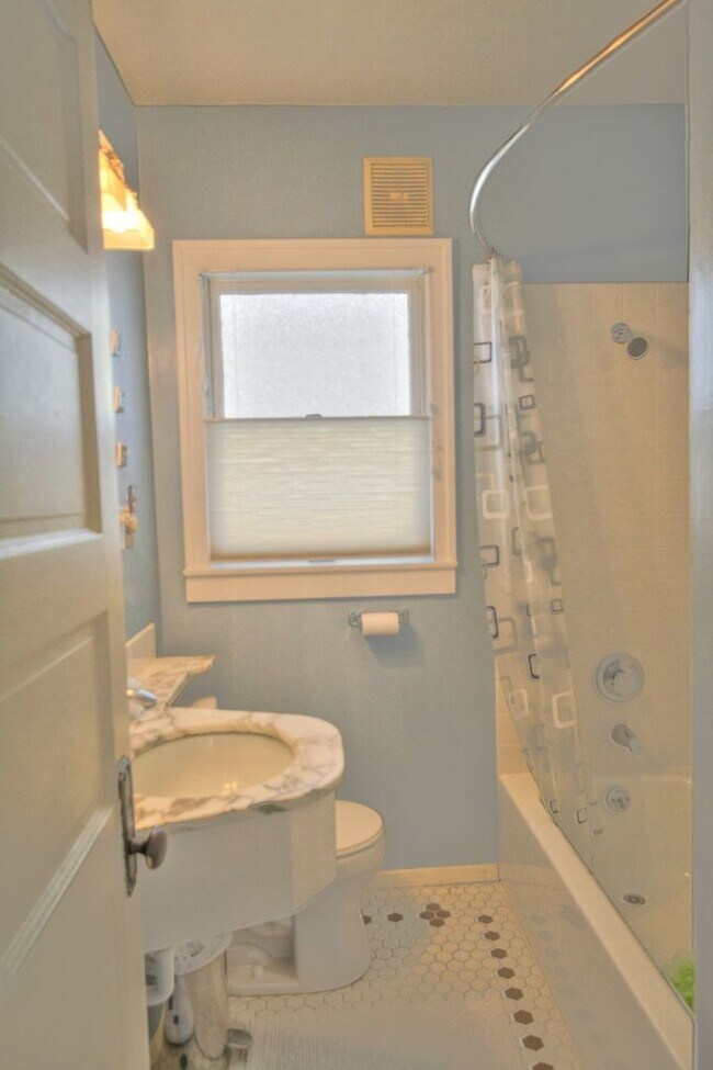 Building Photo - 4Bd/2Ba Seattle House