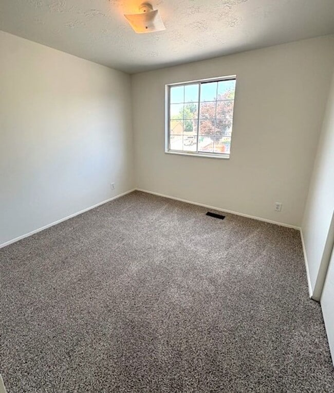 Building Photo - 3 Bedroom / 2 Bath Home in Kearns!