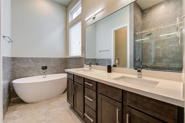 Building Photo - 730 Carriage Knls Dr