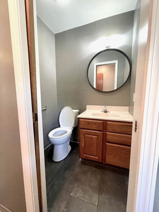 Building Photo - Very Unique 5 Bedroom Home on Large Lot