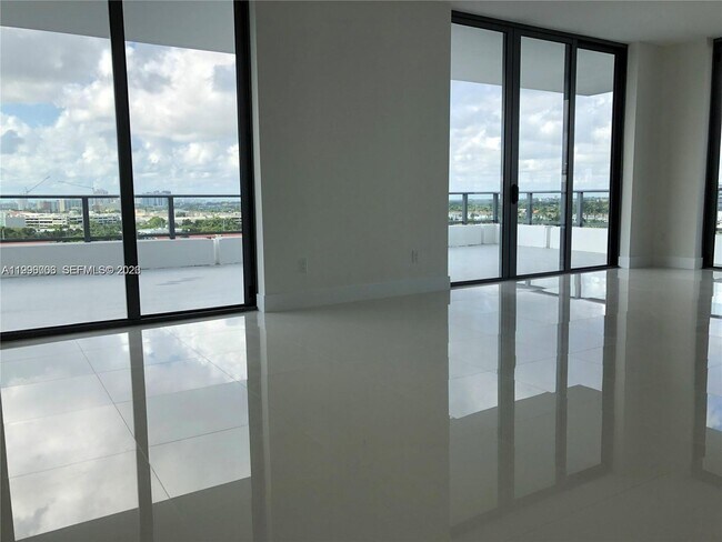 Building Photo - 2960 NE 207th St