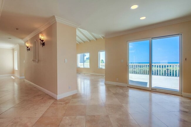Building Photo - Fantastic ocean views in this spectacular ...