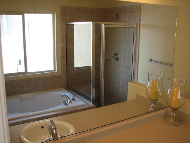 Master Bath (Photo reflects old paint color. Newly painted Jan 2018) - 2755 Shady Hollow Lane