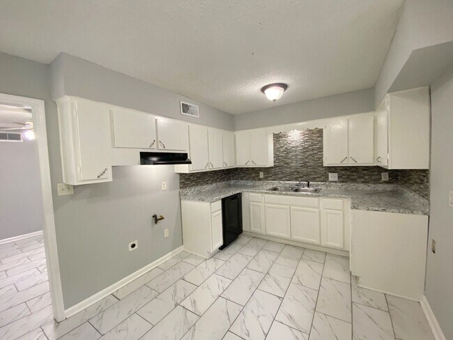 Building Photo - 8282 Fayette Cove