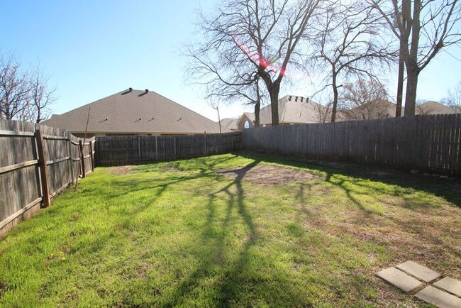 Building Photo - Charming 3BR/2BA Duplex Home with 2-Car Garage & Fenced Yard | Close to Downtown Weatherford | Pe...