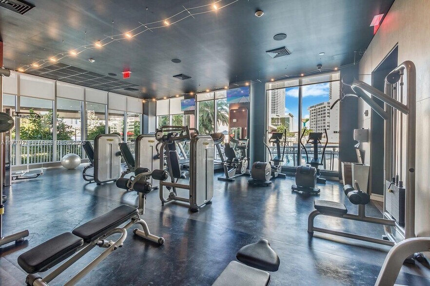 Building Photo - 2600 E Hallandale Beach Blvd
