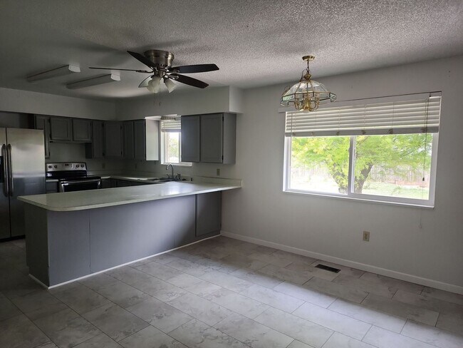 Building Photo - 3210 N Bulldog Rd