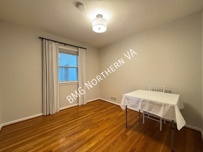 Building Photo - 1109 Hillcrest Dr SW
