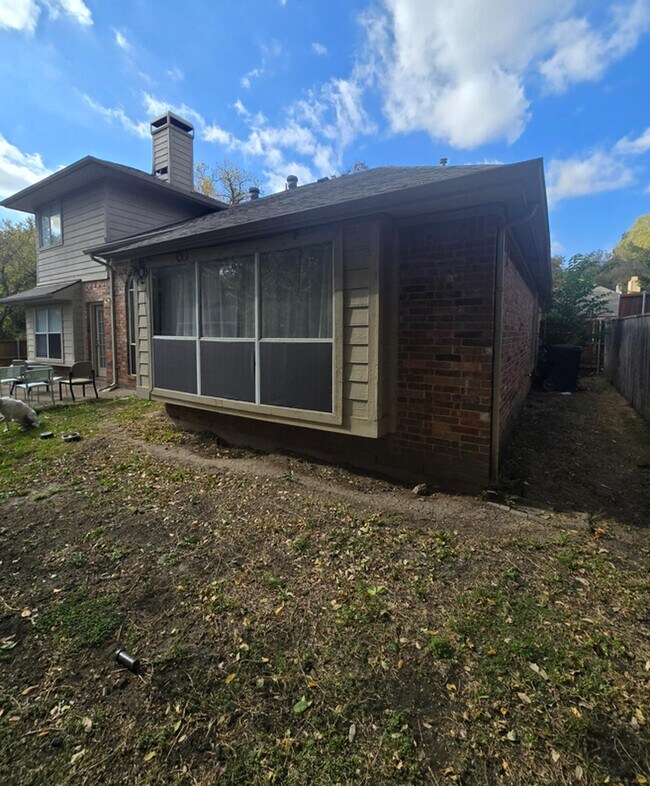 Building Photo - Remodeled Plano home with great fenced backyard