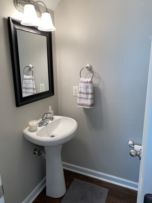 Building Photo - "Charming 2-Bed Oasis with 2.5 Baths in Nashville's Heart - 1,234 Sq Ft of Comfort!" End Unit. Cl...