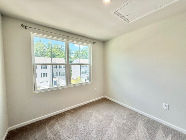 Building Photo - Stunning 3BD, 2.5BA End Unit Zebulon Townh...