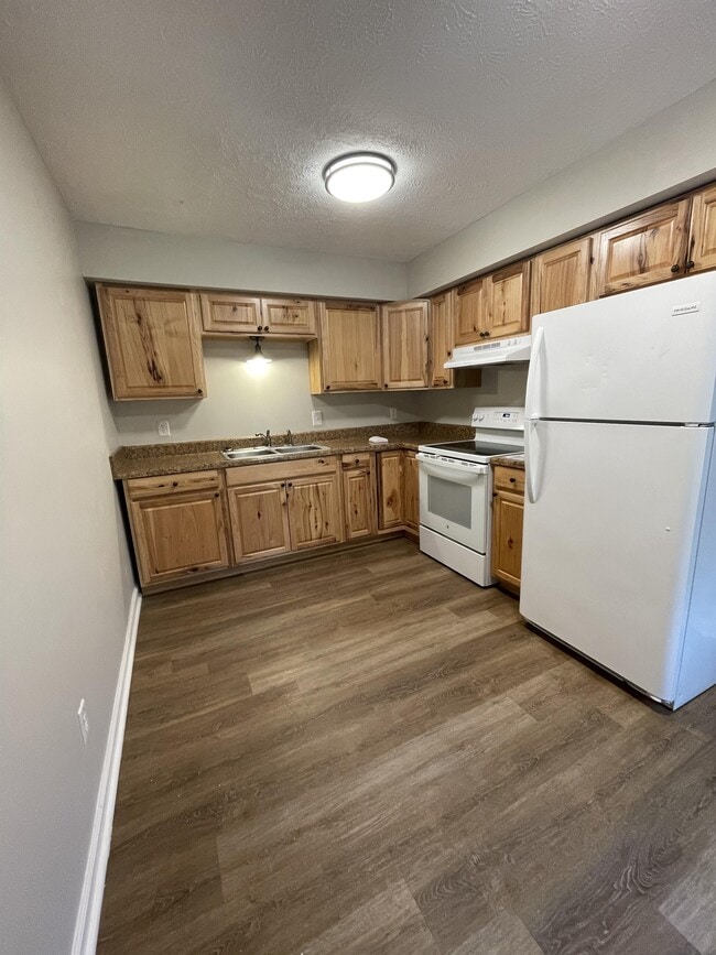 Building Photo - 133 E Vail Dr