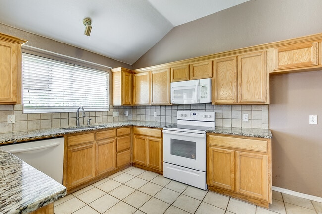 Building Photo - Edmond Schools + 4 bedrooms