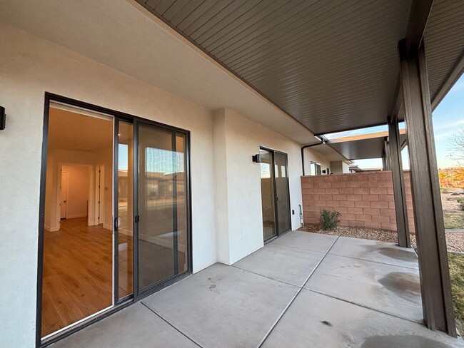 Building Photo - SPACIOUS PATIO HOME FOR RENT!