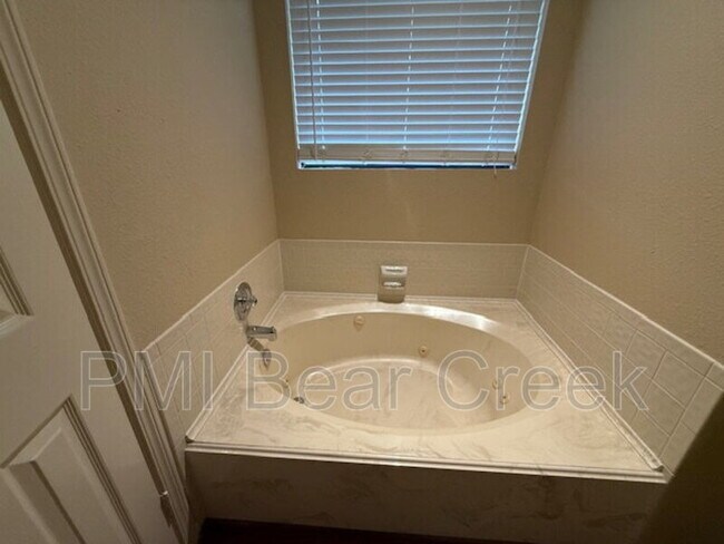 Building Photo - 7818 Sunny Ridge Dr