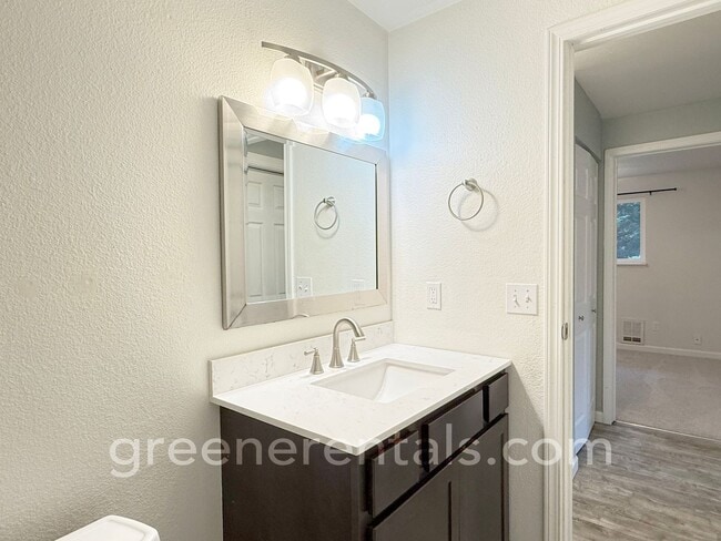 Building Photo - 2BR/1BA Duplex in Desirable West Olympia Location