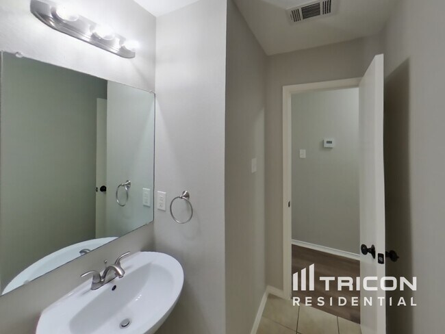 Building Photo - 1617 Village Park Trail